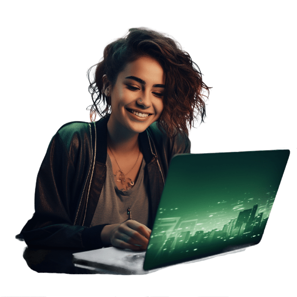 Uma jovem mulher com cabelos encaracolados e castanhos está sorrindo e olhando para um laptop aberto que emite uma luz verde brilhante. A tela do laptop mostra o contorno de prédios urbanos. Ela tem um sorriso amigável e um piercing no nariz. Está vestindo uma jaqueta escura e uma camiseta clara por baixo, com um colar visível no pescoço. A mão esquerda parece apoiar o laptop. A imagem tem um fundo escuro, e a luz do laptop cria um efeito luminoso em seu rosto e mãos.